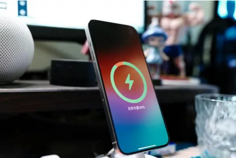 青县苹果15换屏服务分享用什么充电器给iPhone15充电更好 